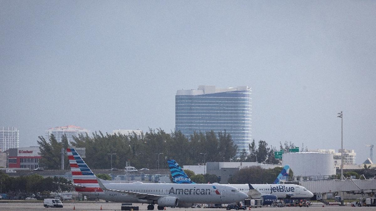 FILE PHOTO: An American Airlines plane and a JetBlue plane sit parked at Fort Lauderdale - Hollywood International Airport, in Fort Lauderdale, Florida, U.S., April 23, 2026. REUTERS/Marco Bello/File Photo