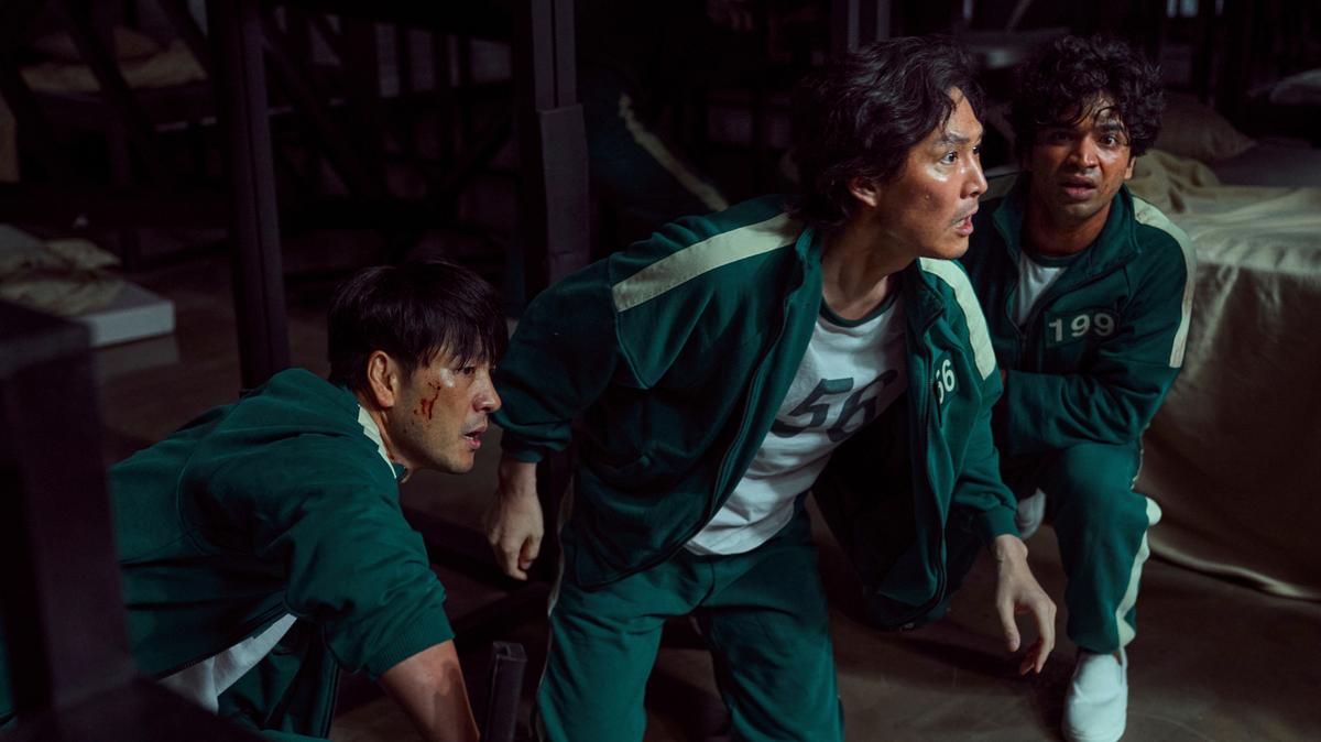 Esta foto distribuida por Netflix muestra a los actores Park Hae-soo (izq.), Lee Jung-jae y Anupam Tripathi en una escena de la serie surcoreana “Squid Game” (El juego del calamar”.