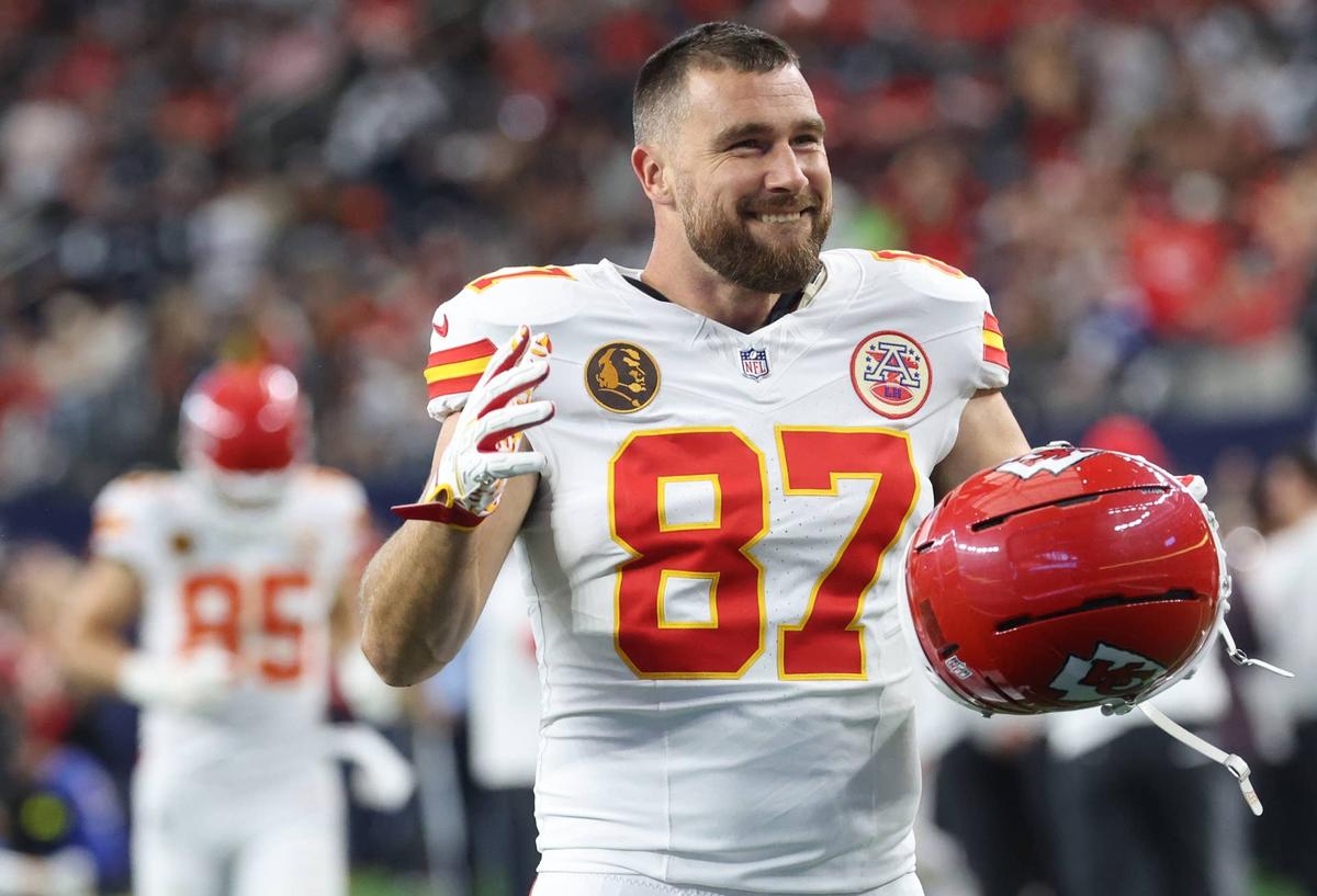  Nov 27, 2025; Arlington, Texas, USA; Kansas City Chiefs tight end Travis Kelce (87) warms up prior to the game against the Dallas Cowboys at AT&T Stadium. Mandatory Credit: Kevin Jairaj-Imagn Images 