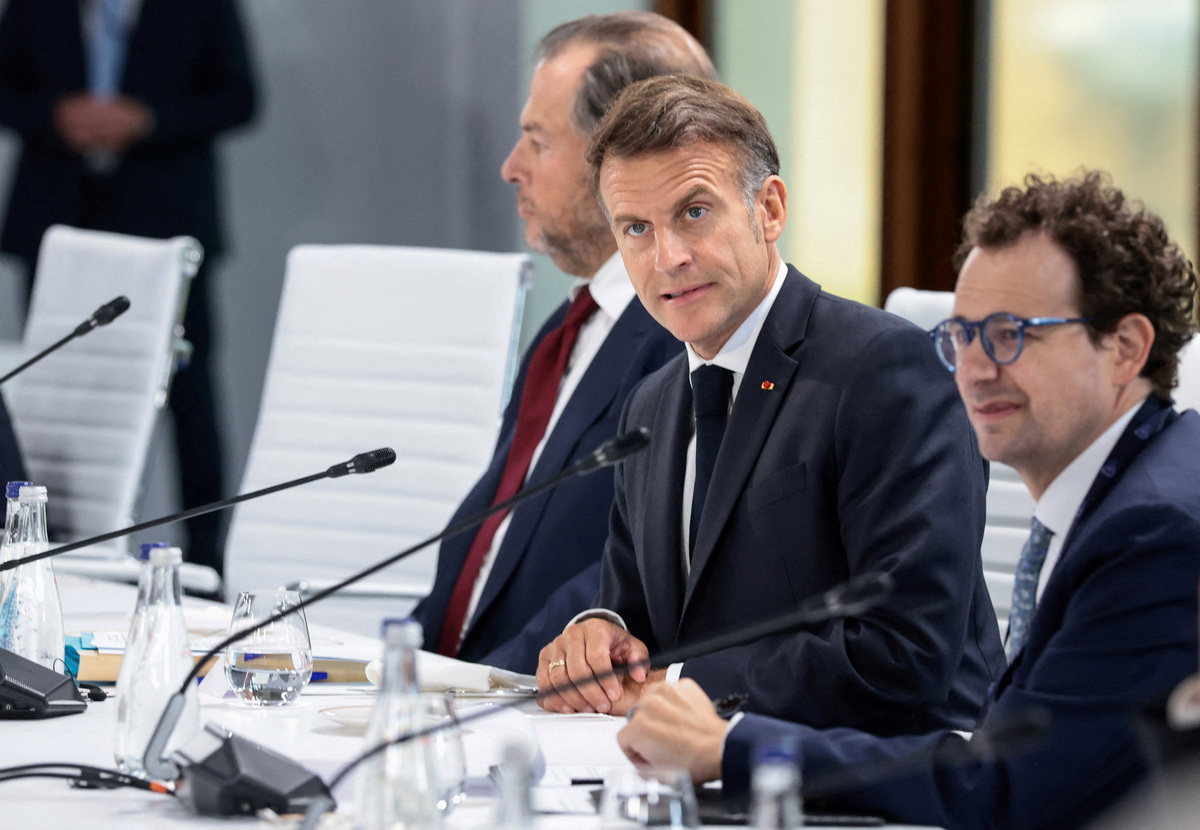 French President Emmanuel Macron and Anthropic CEO Dario Amodei attend a working lunch with G7 leaders, G7 outreach partners and global tech CEOs on innovation and AI during the G7 Summit in Evian-les-Bains, France, June 17, 2026.REUTERS/Evelyn Hockstein