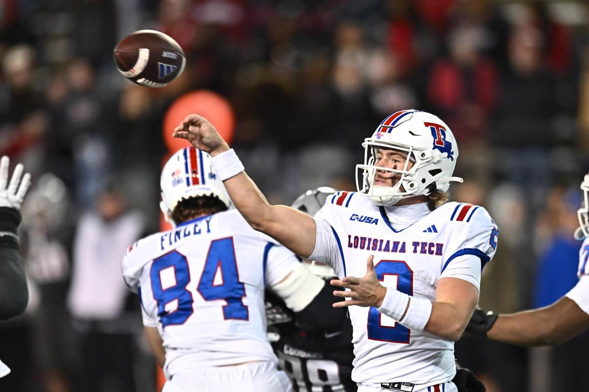  Louisiana Tech quarterback Trey Kukuk throws a pass against Washington State at Gesa Field at Martin Stadium on Nov. 15, 2025, in Pullman, Washington. © James Snook-Imagn Images