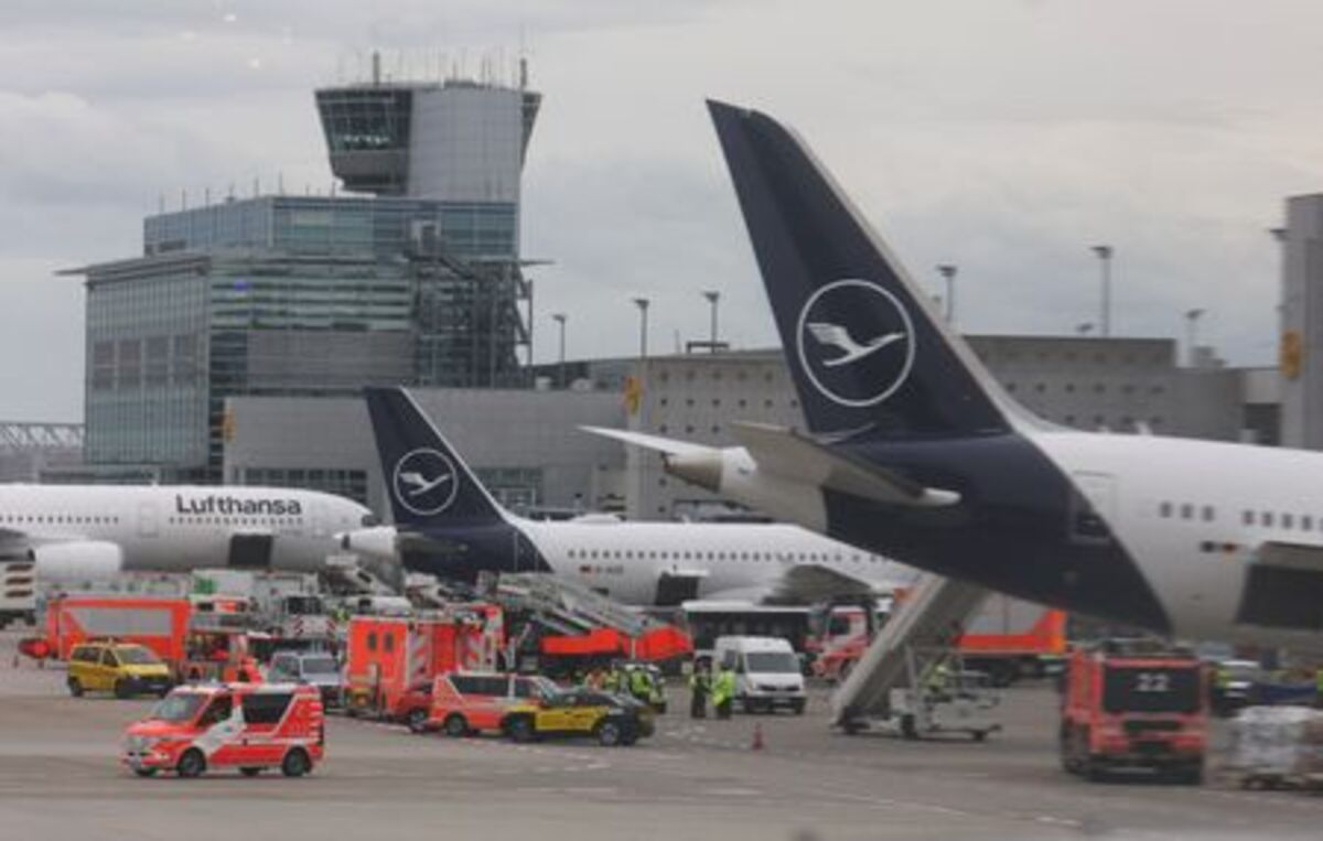 A Lufthansa Boeing is surrounded by ambulances after several staff members were injured when the nose gear of a Boeing BA.N 787 jetliner unexpectedly collapsed at a gate at Frankfurt Airport in Frankfurt, Germany, June 4, 2026. REUTERS/Kai Pfaffenbach