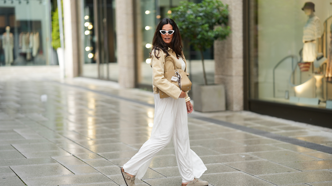 Rich Moms Are Wearing This Flowy Pants Trend Instead of Shorts 