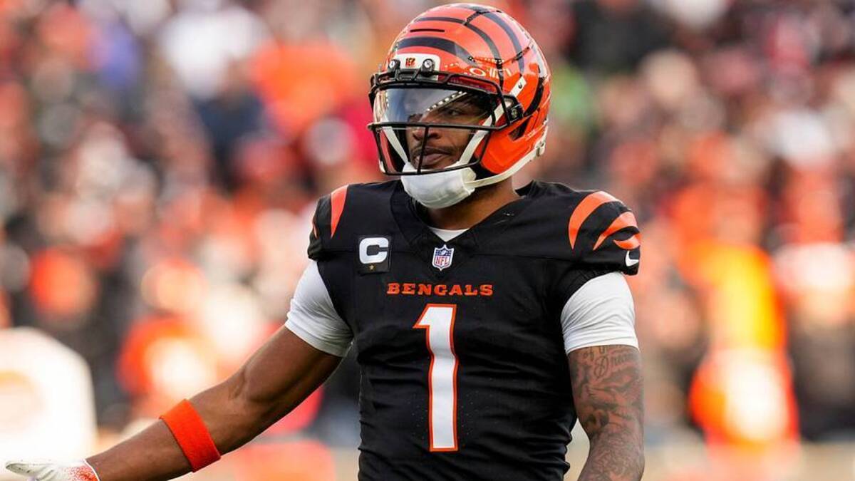  Cincinnati Bengals wide receiver Ja'marr Chase (1) reacts after the Bengals are forced to punt in the fourth quarter of the NFL Week 18 game between the Cincinnati Bengals and the Cleveland Browns at Paycor Stadium in Downtown Cincinnati. | Sam Greene/The Enquirer / USA TODAY NETWORK via Imagn Images 