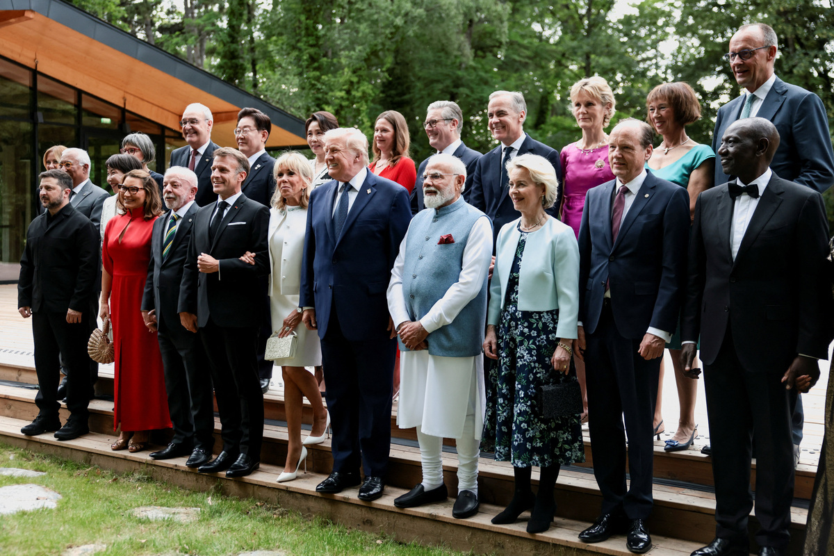 Italy's Prime Minister Giorgia Meloni, European Council President Antonio Costa, Ukraine's President Volodymyr Zelenskiy, Caroline Merotto, wife of Switzerland's President Guy Parmelin, Japan's Prime minister Sanae Takaichi, Swiss Federal President Guy Parmelin, Brazil's Rosangela "Janja" da Silva, Brazil's President Luiz Inacio Lula da Silva, South Korea's President Lee Jae-myung, France's President Emmanuel Macron, South Korea's first lady Kim Hea Kyung, French President's wife Brigitte Macron, British Prime Minister's wife Victoria Starmer, U.S. President Donald Trump, Britain's Prime Minister Keir Starmer, India's Prime Minister Narendra Modi, Canada's Prime Minister Mark Carney, Canadian Prime Minister's wife Diana Carney, European Commission President Ursula von der Leyen, German Chancellor's wife Charlotte Merz, European Commission President's husband Heiko von der Leyen, , Germany's Chancellor Friedrich Merz and Kenya's President William Ruto pose for a family photo before a cultural performance and concert during the G7 summit, in Evian-les-Bains, France, June 16, 2026. REUTERS/Evelyn Hockstein