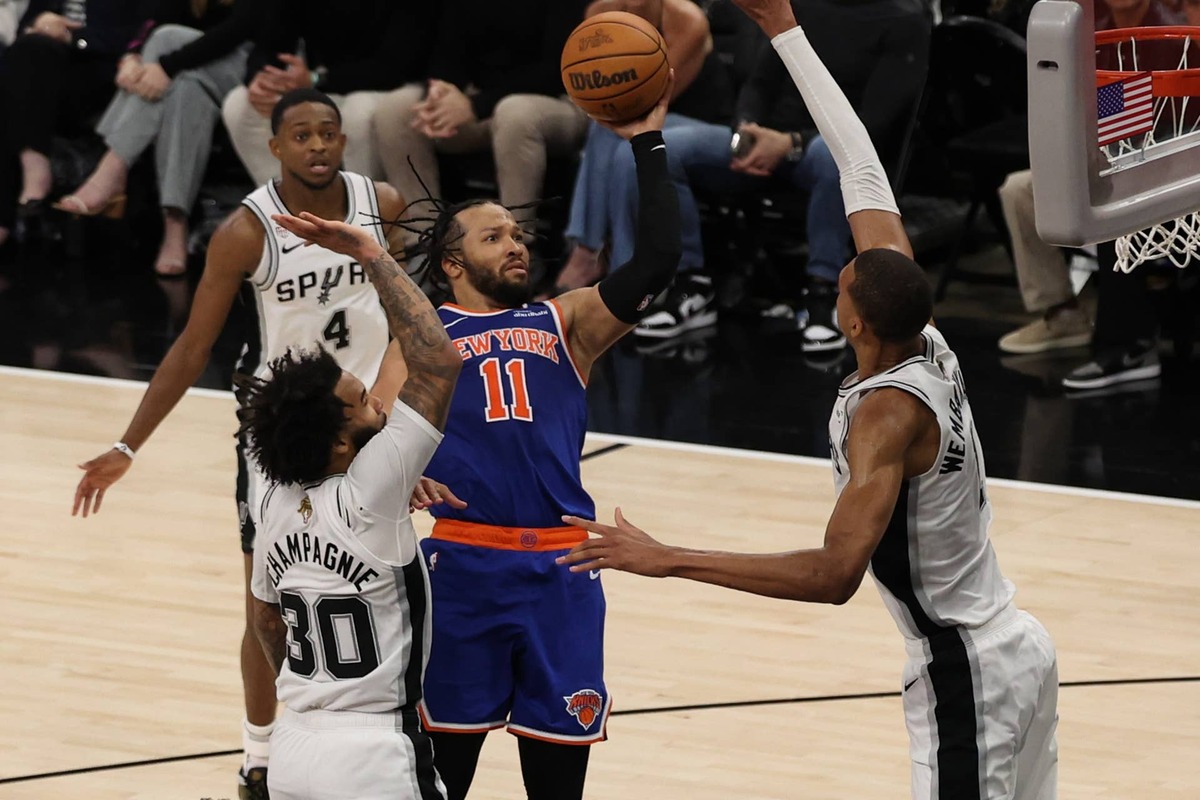  New York Knicks guard Jalen Brunson (11) shoots the ball over San Antonio Spurs forward Victor Wembanyama (1). 