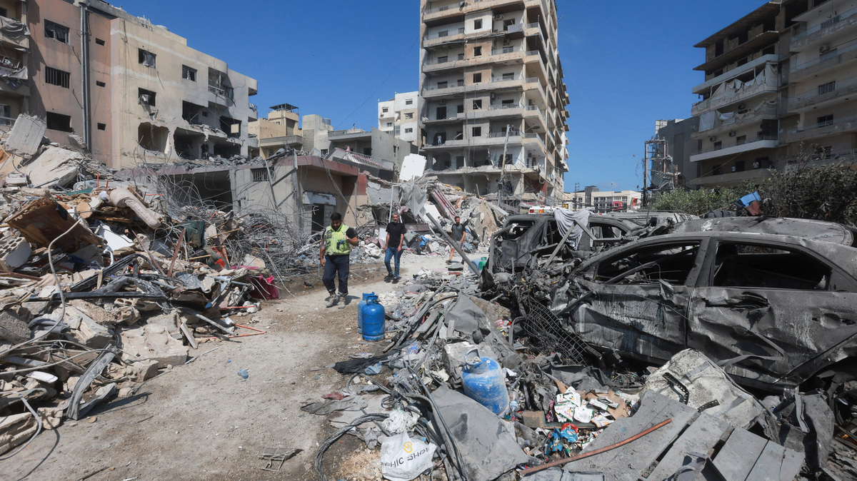 People inspect the damage in the aftermath of an Israeli strike that hit near a hospital on Monday, in Tyre, Lebanon, June 2, 2026. REUTERS/Aziz Taher