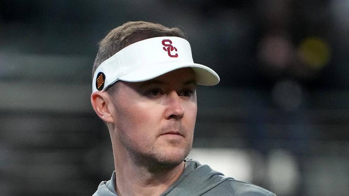  Dec 2, 2022; Las Vegas, NV, USA; Southern California Trojans head coach Lincoln Riley reacts in the first half of the Pac-12 Championship against the Utah Utes at Allegiant Stadium. Mandatory Credit: Kirby Lee-Imagn Images | Kirby Lee-Imagn Images 