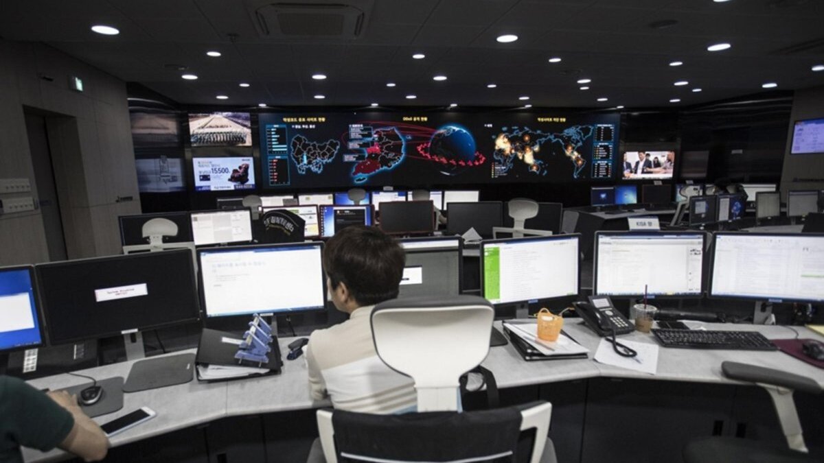Officials at the Korea Internet & Security Agency (KISA) check Internet systems at the KISA situation room in Seoul, South Korea. Photo by YONHAP / EPA