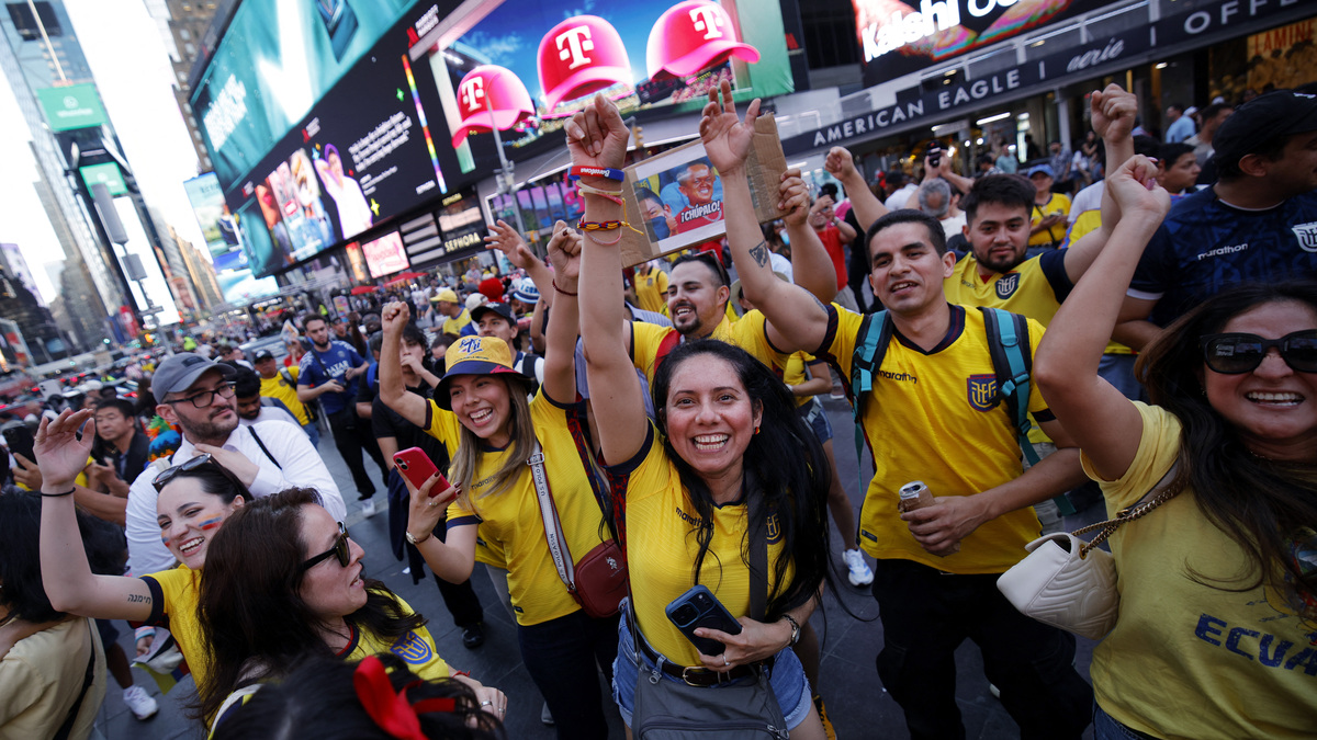 US-FBL-WC-2026-FANS. Ecuador fans celebrate after their team won the 2026 World Cup football tournament match between Ecuador and Germany, in Times Square, in New York City, on June 25, 2026.