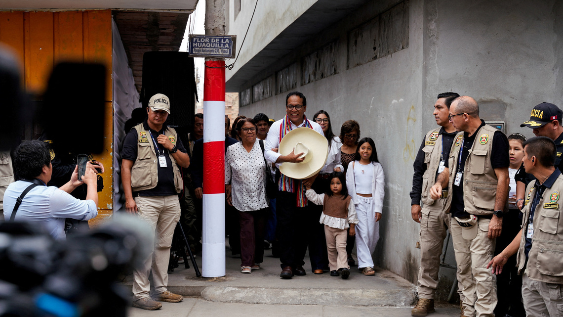Derechista Fujimori lidera elección presidencial de Perú, según sondeo boca de urna de Ipsos 