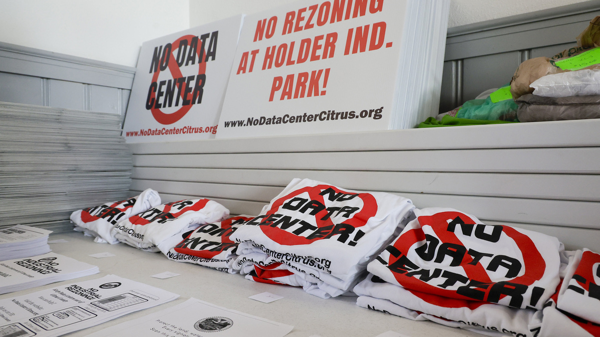 Residents bought shirts and yard signs for themselves and their neighbors. (Luis Santana/Tampa Bay Times/TNS)