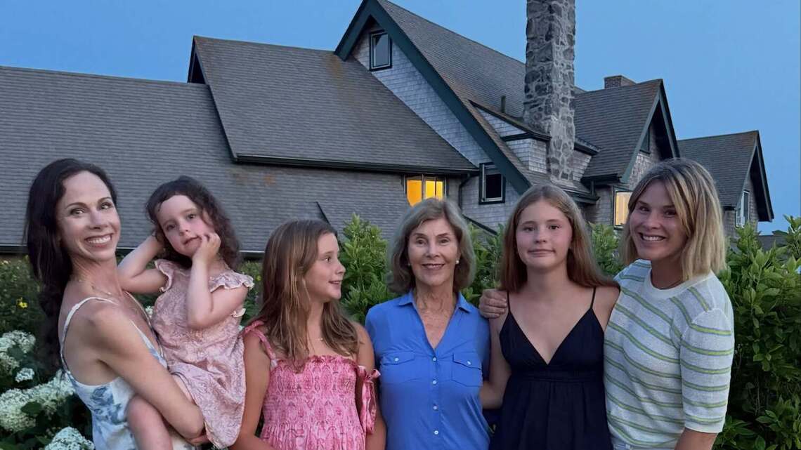 Laura Bush Poses for Rare Photo With Her Daughters and Granddaughters 