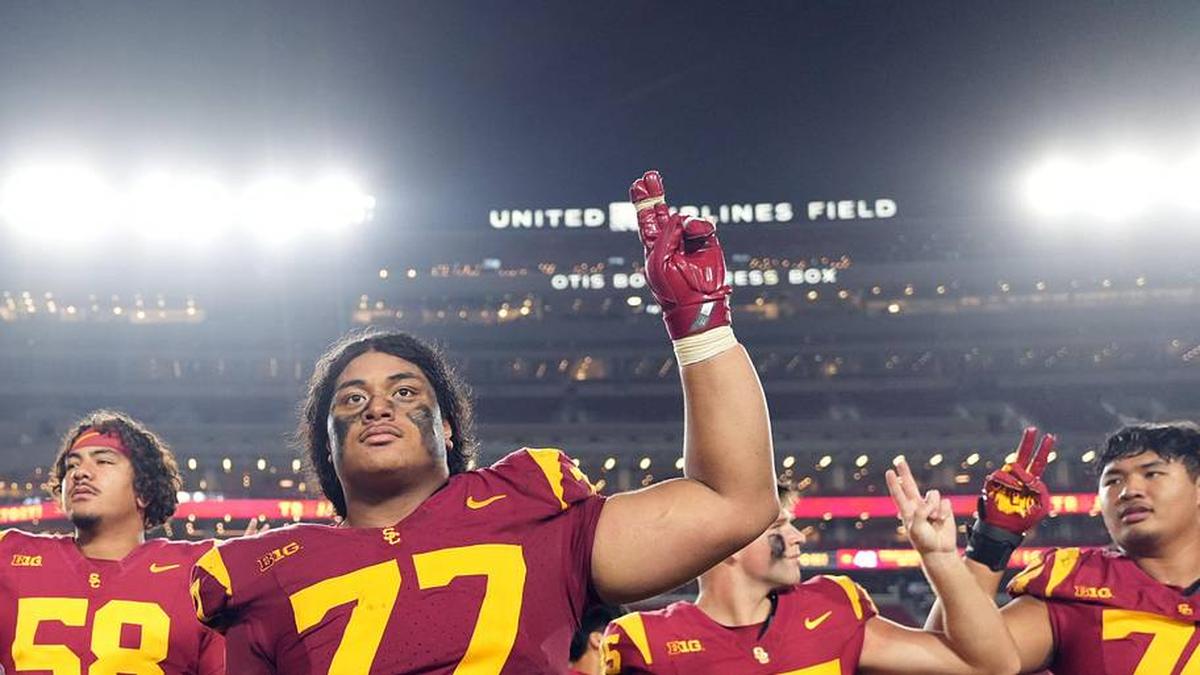  Oct 25, 2024; Los Angeles, California, USA; Southern California Trojans offensive lineman Alani Noa (77) celebrates with teammates after the game against the Rutgers Scarlet Knights at United Airlines Field at Los Angeles Memorial Coliseum. Mandatory Credit: Kirby Lee-Imagn Images | Kirby Lee-Imagn Images 