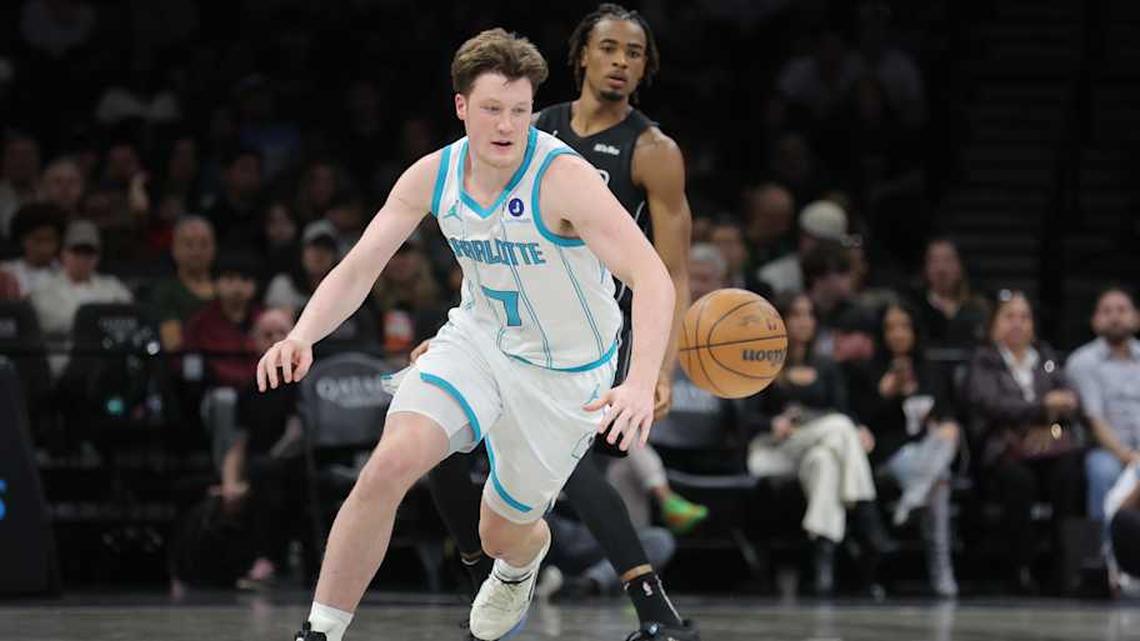  Mar 31, 2026; Brooklyn, New York, USA; Charlotte Hornets guard Kon Knueppel (7) chases after a loose ball against Brooklyn Nets center Nic Claxton (33) during the second quarter at Barclays Center. | Brad Penner-Imagn Images 