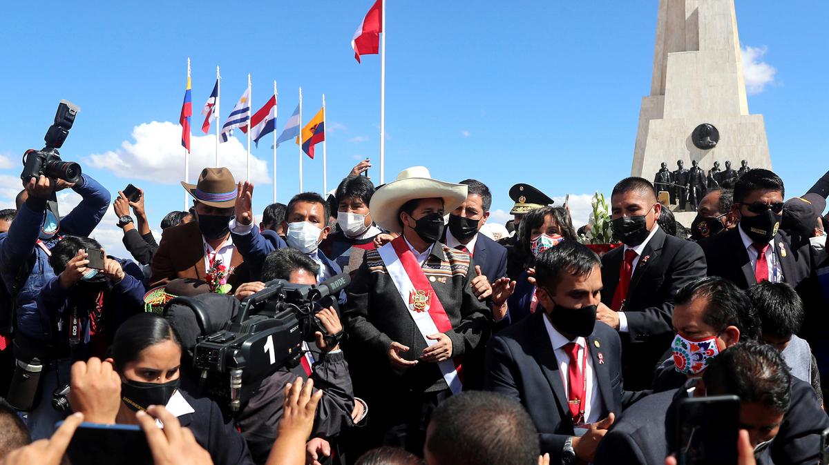 El presidente peruano Pedro Castillo asiste a una ceremonia simbólica de juramento en el lugar de la Batalla de Ayacucho de 1824 que selló la independencia de España, como parte de los eventos del bicentenario en Ayacucho, Perú, el miércoles de julio. 29 de 2021, al día siguiente de asumir la presidencia. (AP Foto/Ernesto Arias)