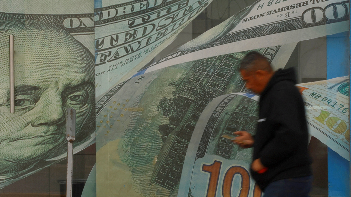 Mayoría monedas caen pese a retroceso global del dólar tras dato económico EEUU 