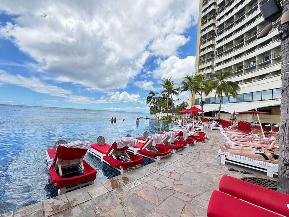  Get your chair early at The Edge inifinity pool at the Sheraton Waikiki. Photo credit: Kim Orlando 
