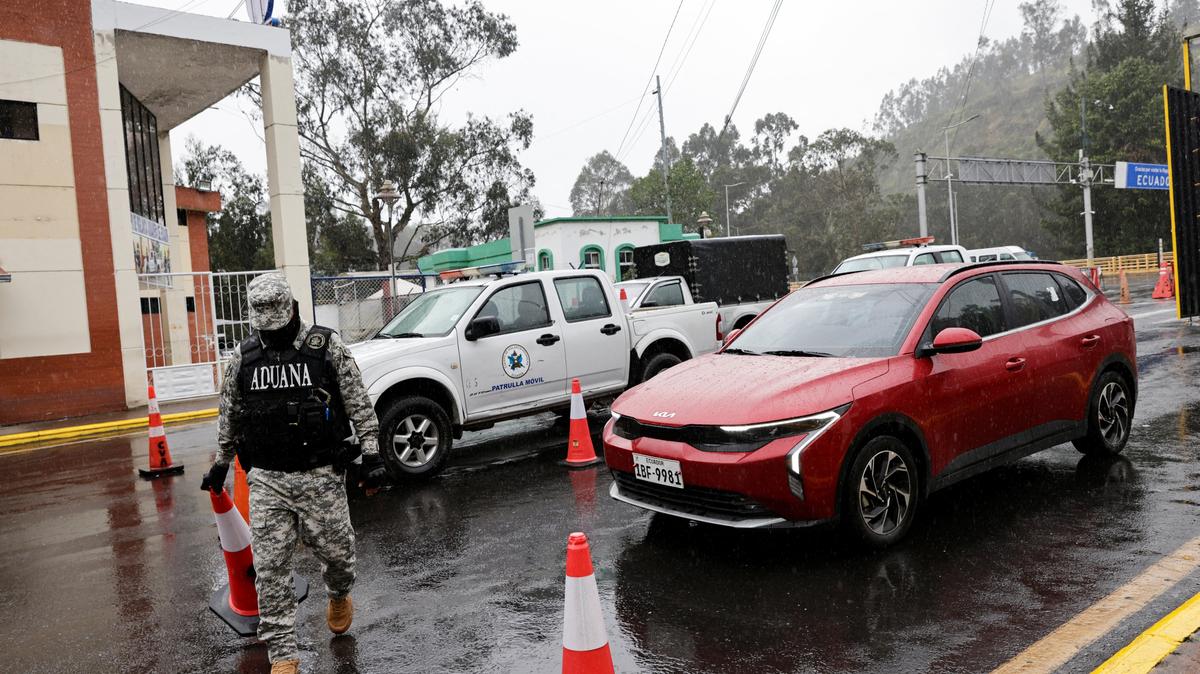 FILE PHOTO: Vehicles pass through a customs checkpoint as local merchants report a decline in trade, after Ecuador's government said it was raising tariffs on imports from its larger neighbor Colombia to 100% from a prior level of 50%, citing Colombia's alleged failure to implement border security measures, in Tulcan, Ecuador, May 1, 2026. REUTERS/Karen Toro/File Photo