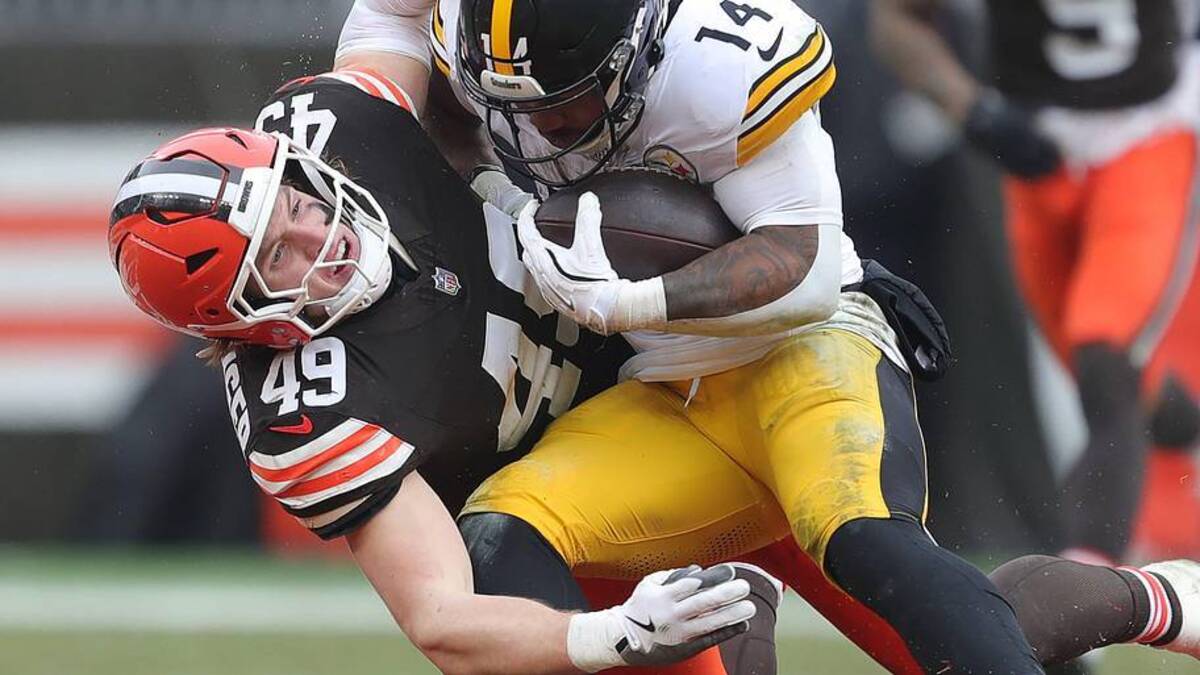  Cleveland Browns linebacker Carson Schwesinger (49) wraps up Pittsburgh Steelers running back Kenneth Gainwell (14). | Jeff Lange / USA TODAY NETWORK via Imagn Images 