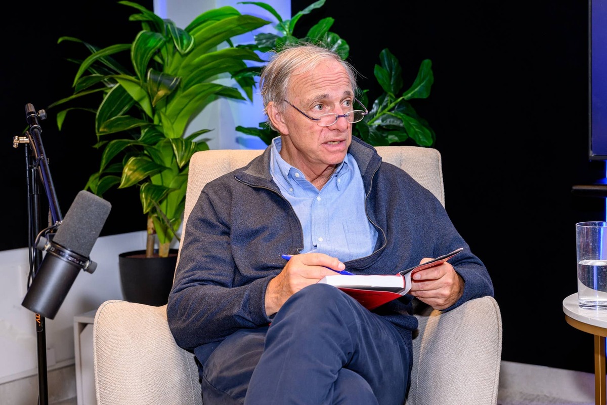  Ray Dalio warns the AI rally is masking a bigger market threat. 