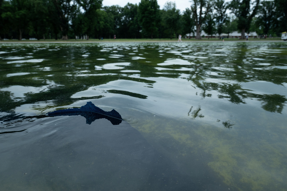 Paint peels from the bottom of the Lincoln Memorial Reflecting Pool after recent renovations following a directive from U.S. President Donald Trump to paint it blue ahead of the 250th anniversary of U.S. Independence, in Washington, D.C., U.S., June 18, 2026. REUTERS/Annabelle Gordon