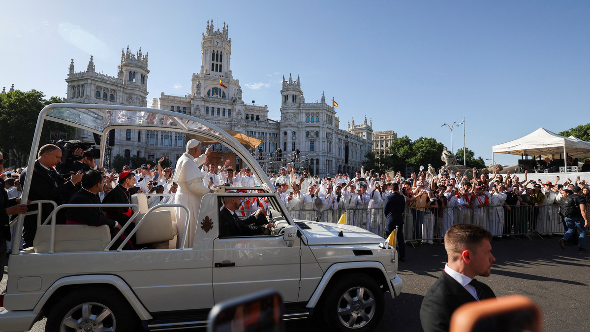 Pope Leo XIV arrives to celebrate Holy Mass at Plaza de Cibeles, during his apostolic journey in Madrid, Spain, June 7, 2026. REUTERS/Violeta Santos Moura