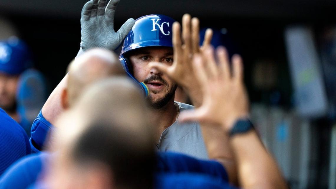 Royals pull away in 9th to take down Reds 