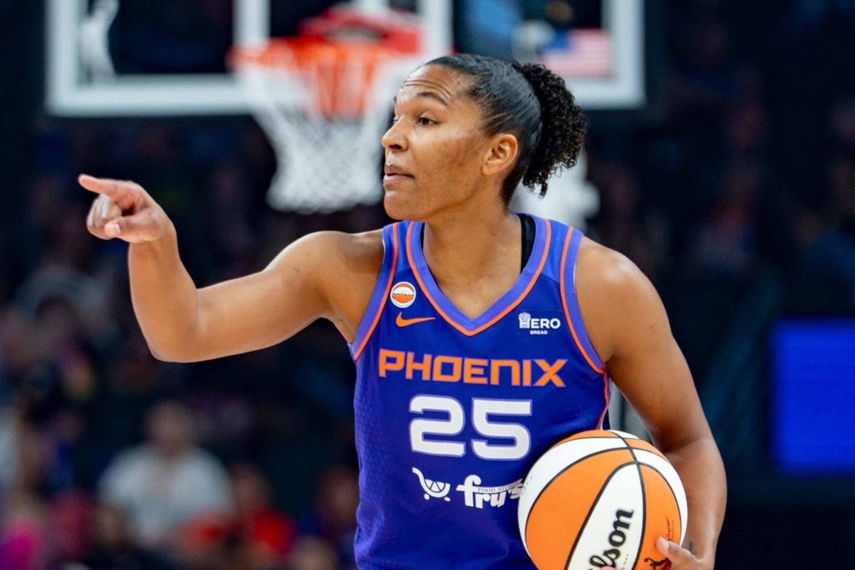  Phoenix Mercury star Alyssa Thomas points during a game. USA TODAY Network via Reuters Connect