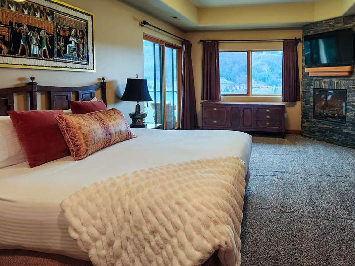  Old World style meets contemporary comfort in the private rooms at Columbia Cliff Villas. Photo credit: June Russell-Chamberlin 