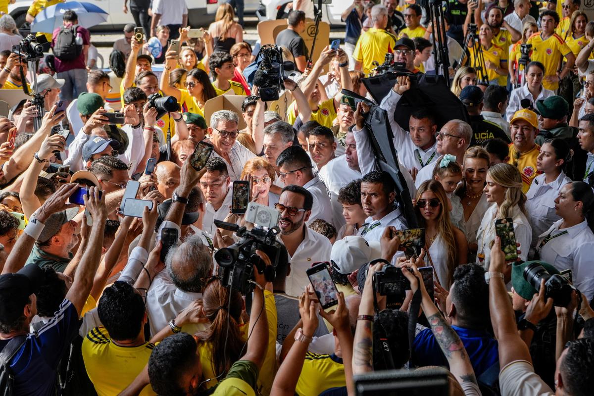 Colombian presidential candidate Abelardo De La Espriella of the political movement Defenders of the Homeland at a polling station during the first round of the presidential election, in Barranquilla, Colombia May 31, 2026. REUTERS/Charlie Cordero