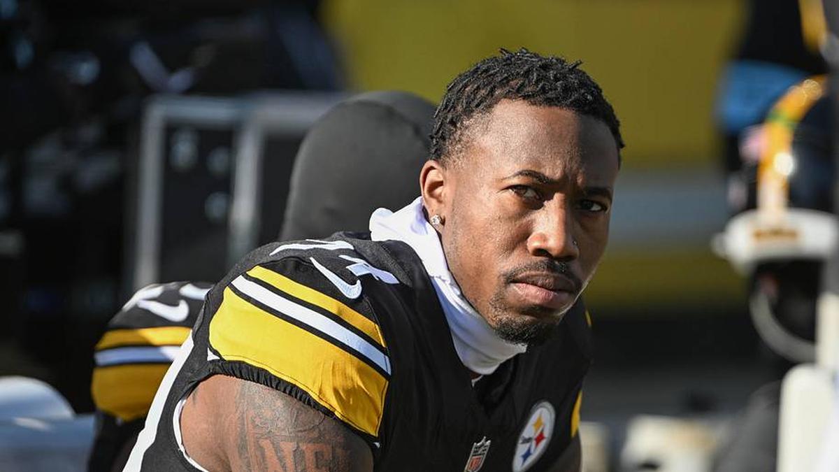  Dec 8, 2024; Pittsburgh, Pennsylvania, USA; Pittsburgh Steelers cornerback Joey Porter Jr. (24) sits on the bench during a game against the Cleveland Browns at Acrisure Stadium. Mandatory Credit: Barry Reeger-Imagn Images | Barry Reeger-Imagn Images 