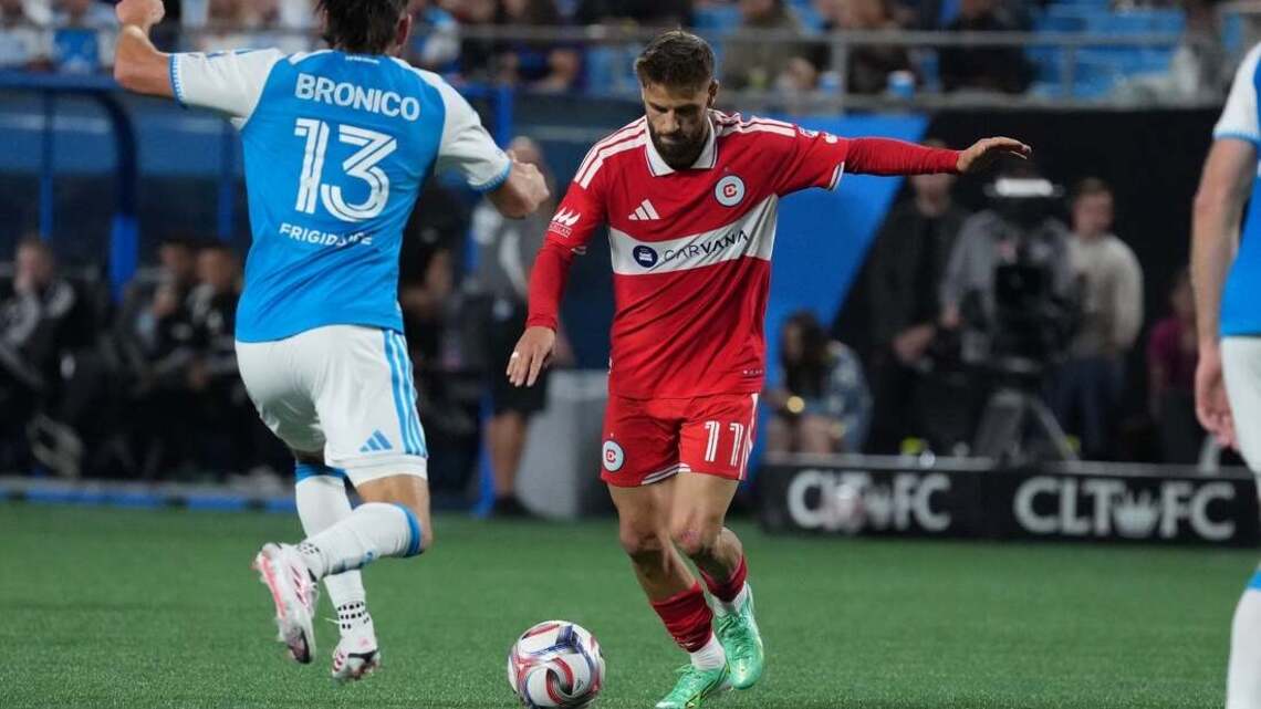 Chicago ekes out win at Charlotte to cut into top-four East gap 