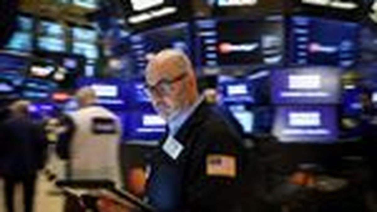 Traders work on the floor at the New York Stock Exchange (NYSE) in New York City, U.S., May 7, 2026.  REUTERS/Brendan McDermid/File Photo