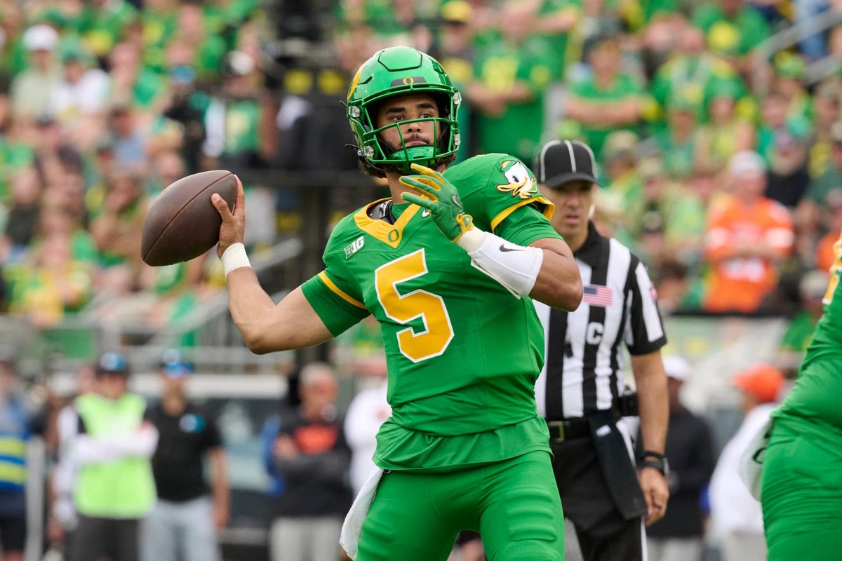  Oregon Ducks quarterback Dante Moore throws a pass against the Oklahoma State Cowboys Troy Wayrynen-Imagn Images
