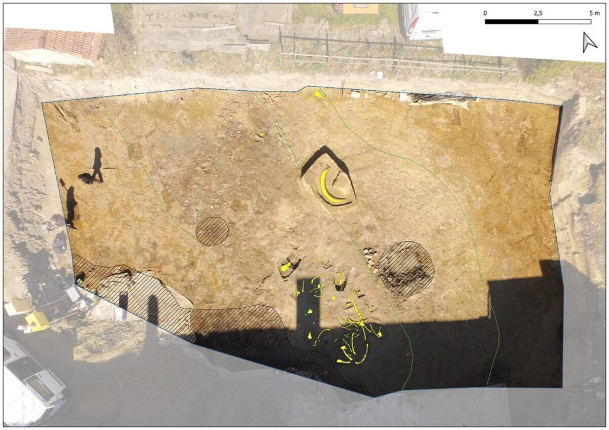  View of the excavation site; the mammoth's bones and tusk are marked in yellow. (Kreisarchäologie Landshut, edited by BLfD via SWNS) 