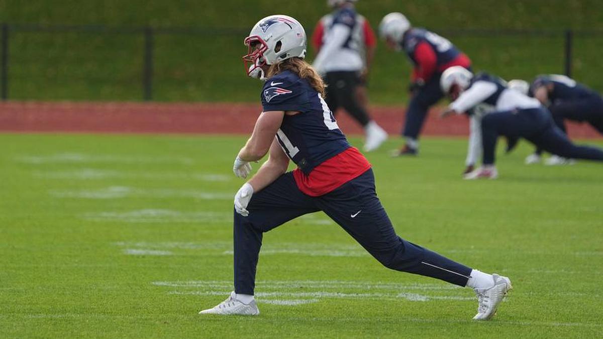  Oct 18, 2024; London, United Kingdom; New England Patriots safety Brenden Schooler (41) stretches during practice at the Harrow School. Mandatory Credit: Kirby Lee-Imagn Images | Kirby Lee-Imagn Images 