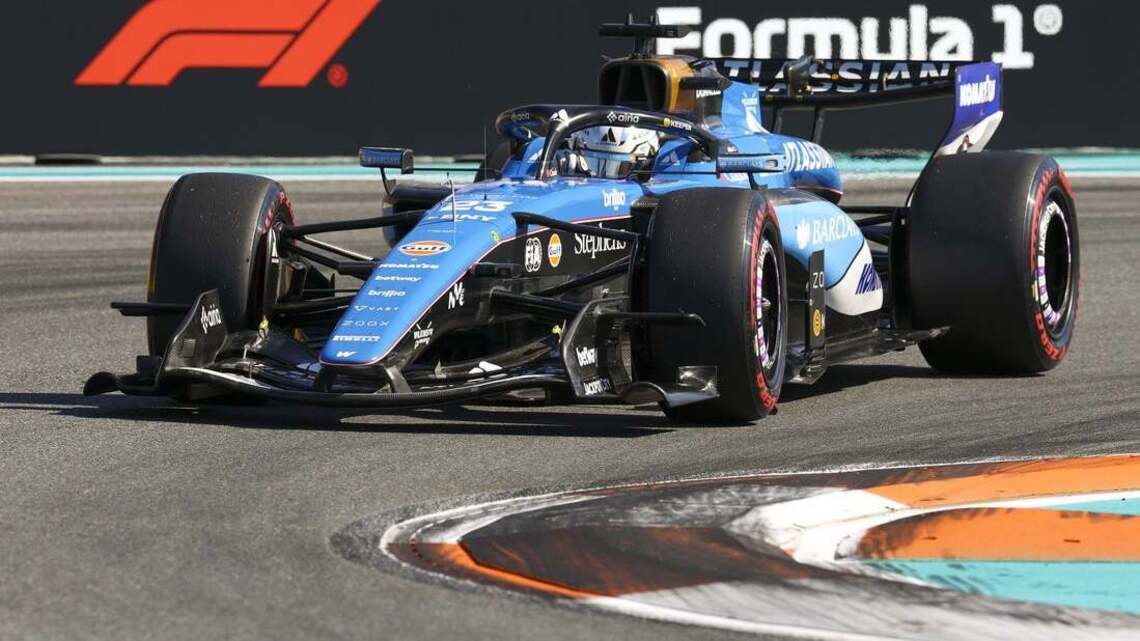 Alex Albon signs extension with Williams through 2027 