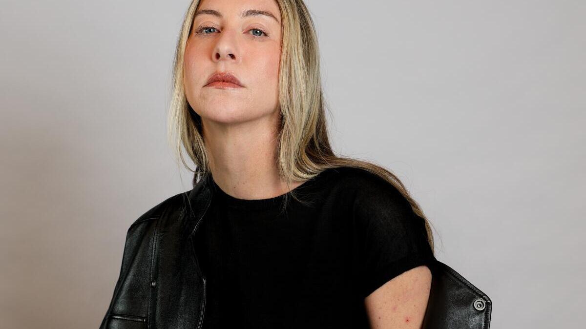 HOLLYWOOD, CA - June 3, 2026: Portraits of musician Este Haim of the Los Angeles sister trio Haim for a profile tied to a new Netflix movie she scored, at the Netflix studio in Hollywood. (Allen J. Schaben / Los Angeles Times)