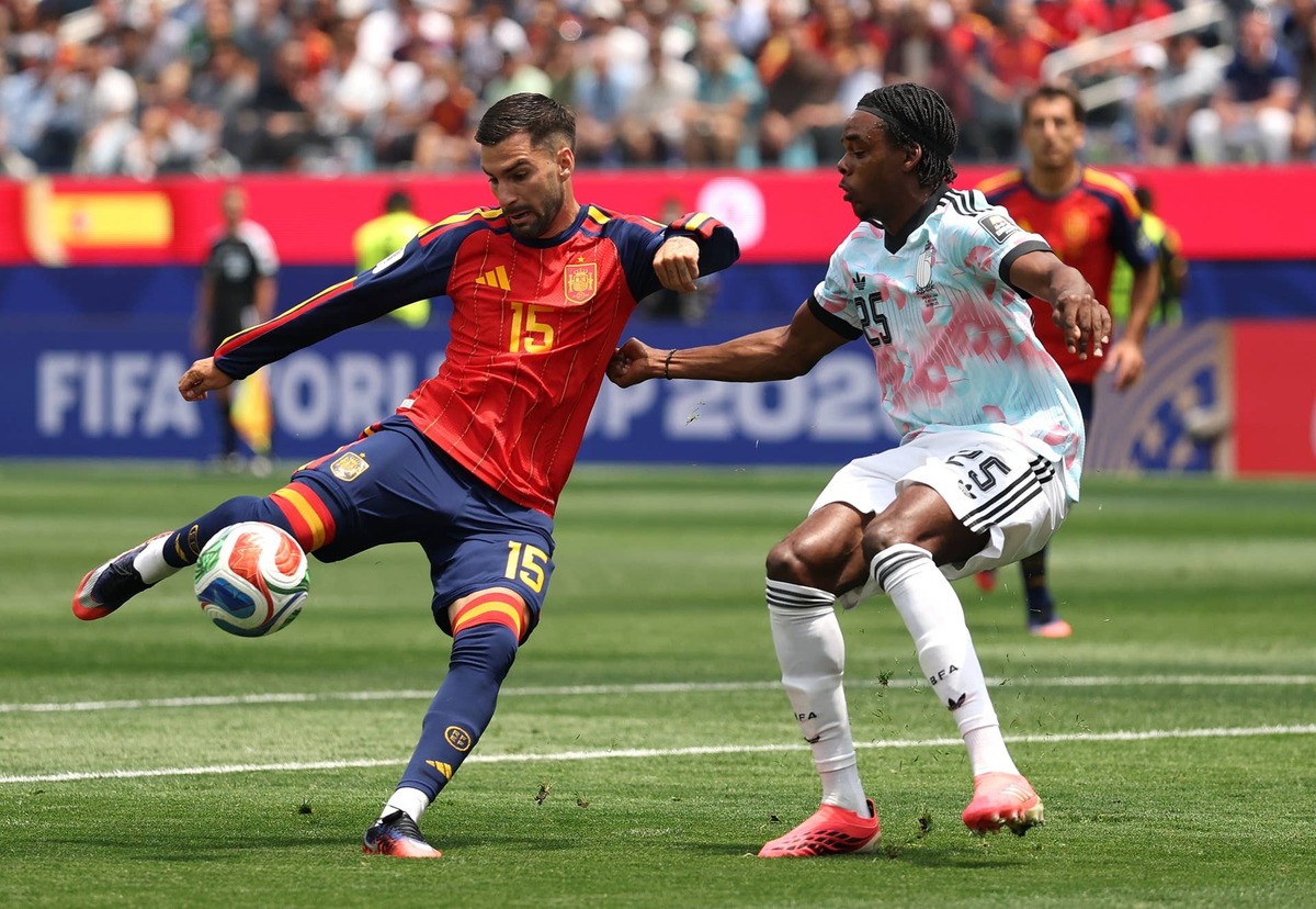  Alex Baena #15 of Spain shoots and misses a chance against Nathan Ngoy #25 of Belgium during the FIFA World Cup 2026 Quarter Final match between Spain and Belgium at Los Angeles Stadium on July 10, 2026 in Inglewood, California. (Photo by Luke Hales/Getty Images) Photo by Luke Hales/Getty Images