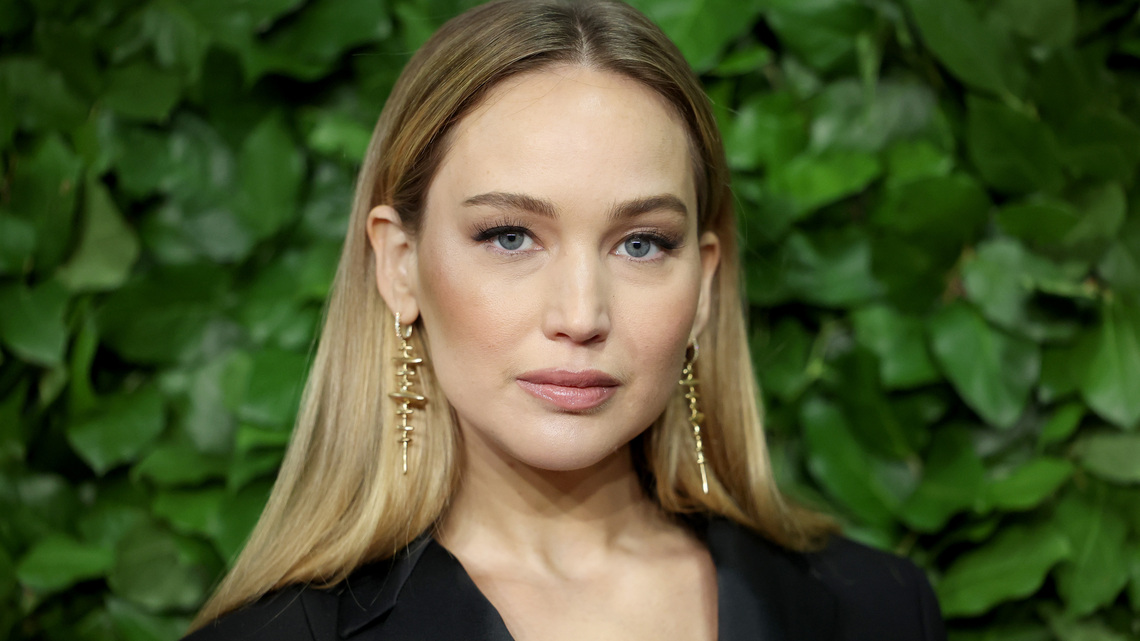 Jennifer Lawerence's Colorful Fall Sweater Is the Rich Mom Swap for Neutrals 