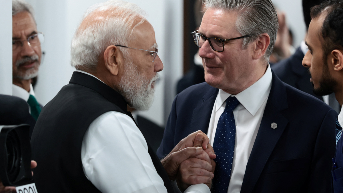 British Prime Minister Keir Starmer speaks with India's Prime Minister Narendra Modi as they arrive for a working session with G7 leaders and outreach partners on promoting economic growth during the G7 Summit in Evian-les-Bains, France, June 17, 2026. REUTERS/Evelyn Hockstein
