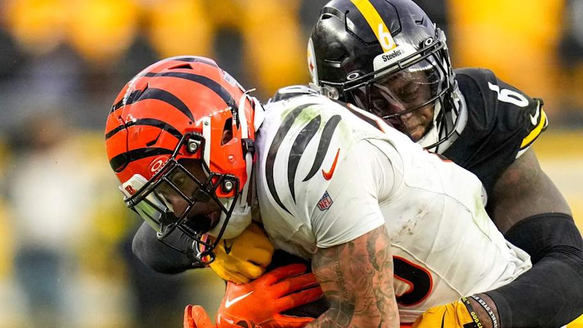  Cincinnati Bengals running back Chase Brown (30) fights a tackle from Pittsburgh Steelers linebacker Patrick Queen (6) in the fourth quarter of the NFL Week 11 game between the Pittsburgh Steelers and the Cincinnati Bengals at Acrisure Stadium in Pittsburgh on Sunday, Nov. 16, 2025. The Bengals lost 34-12. | Sam Greene/The Enquirer / USA TODAY NETWORK via Imagn Images 
