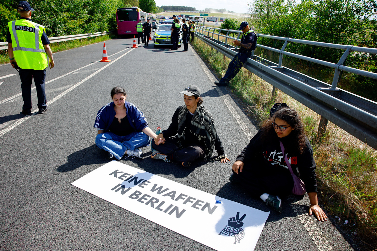 Activists block a road to the venue during protest on the opening day of the International Aerospace Exhibition ILA at Schoenefeld Airport in Berlin, Germany, June 10, 2026. REUTERS/Axel Schmidt