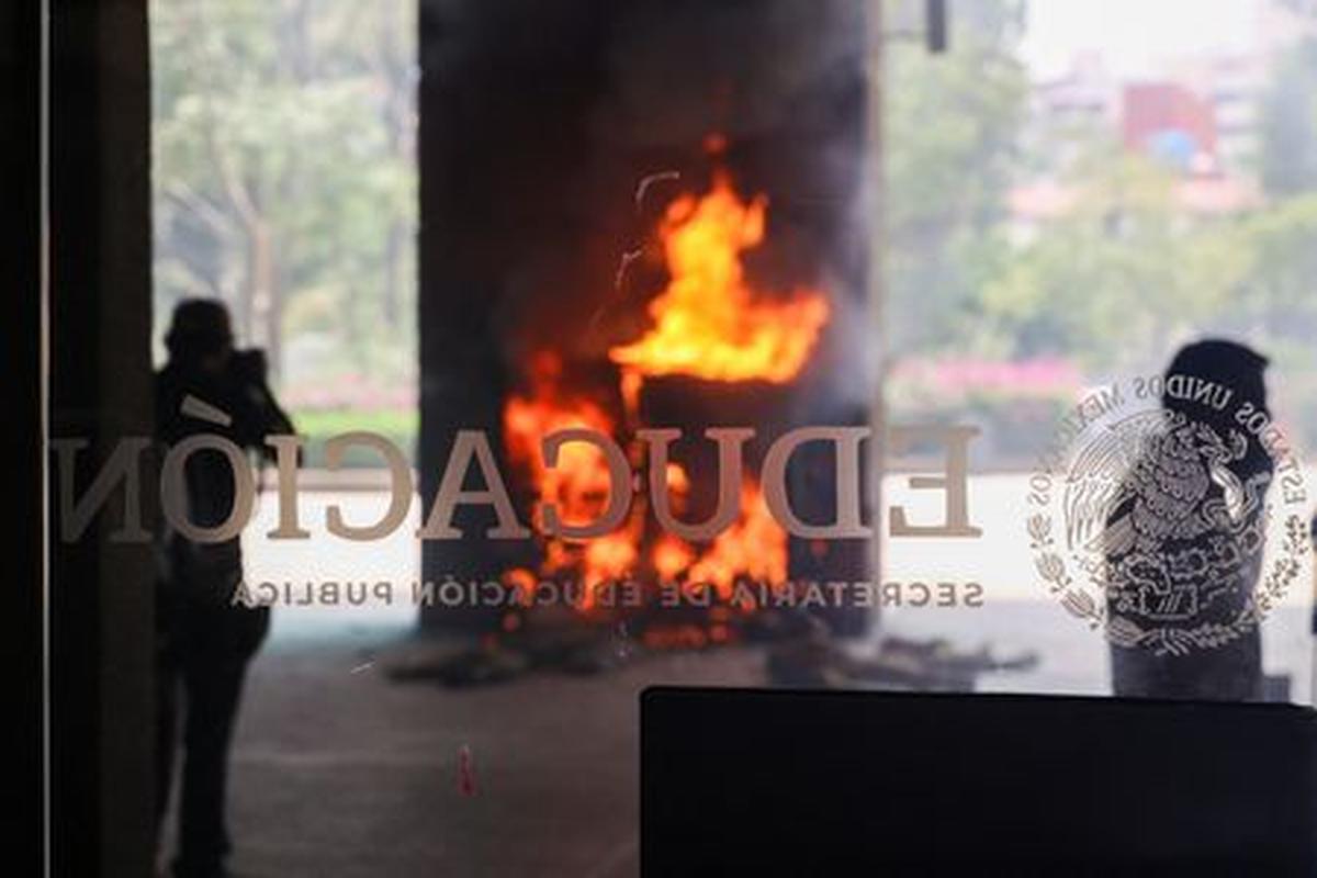 A fire burns at the Secretariat of Public Education (SEP) after it was vandalized by dissident teachers from Mexico's National Coordination of Education Workers (CNTE) during a protest to demand better wages and pensions, under the slogan "If there's no solution, the ball won't roll," ahead of the 2026 FIFA World Cup, in Mexico City, Mexico, June 3, 2026. REUTERS/Luis Cortes