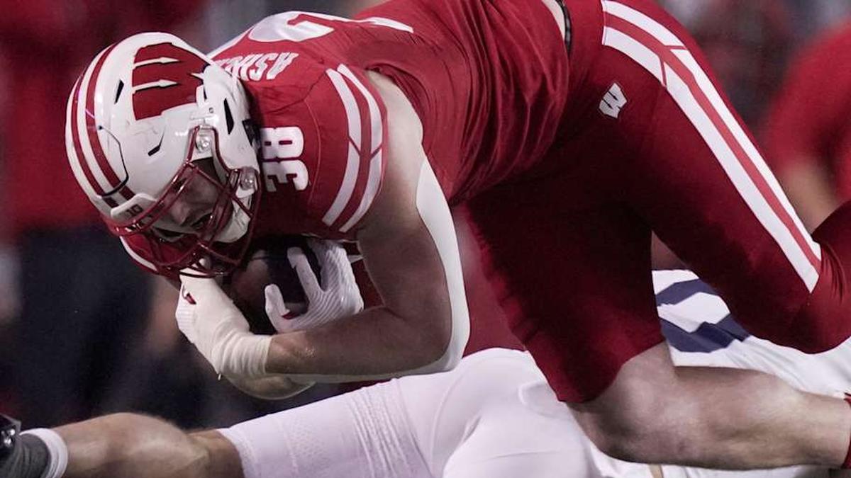  Wisconsin tight end Tucker Ashcraft (38) makes a reception during the fourth quarter of their game Saturday, October 26, 2024 at Camp Randall Stadium in Madison, Wisconsin. Penn State beat Wisconsin 28-13. | Mark Hoffman/Milwaukee Journal Sentinel / USA TODAY NETWORK via Imagn Images 