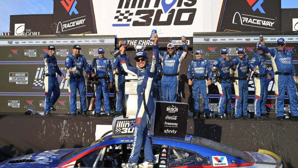 Kyle Larson survives wreck-filled Enjoy Illinois 30, ends 51-race skid