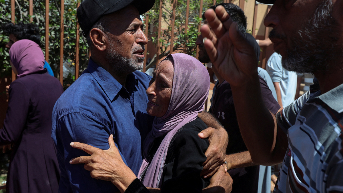 Palestinians mourn loved ones at Nasser hospital following an Israeli strike on a police station, in Khan Younis in the southern Gaza Strip, June 7, 2026, REUTERS/Ramadan Abed