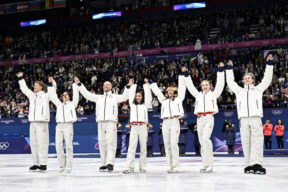  Evan Bates, Madison Chock, Danny O'Shea, Ellie Kam, Alysa Liu, Amber Glenn and Ilia Malinin.WANG Zhao / AFP 