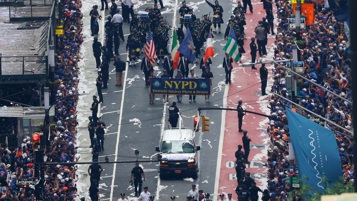Basketball - NBA - New York Knicks Parade - Woolworth Building, New York City, New York, U.S. - June 18, 2026 General view from the Woolworth Building in New York City of the NYPD police escort as the parade travels along Broadway REUTERS/Mike Segar